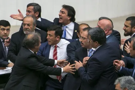 Ərdoğanı təhqir etdiyi üçün deputatlar əlbəyaxa oldular