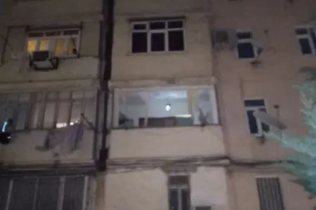 Sumqayıtda yaşayış binasında partlayış oldu - -xəsarət alanlar var
