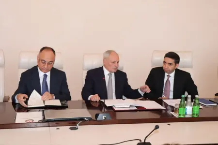 Səhiyyə Nazirliyində koronavirusla bağlı müşavirə keçirildi