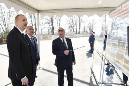 “Kənd camaatı işləyir?”