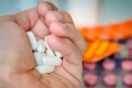 31 yaşlı gənc evdəki bütün dərmanları içib zəhərləndi