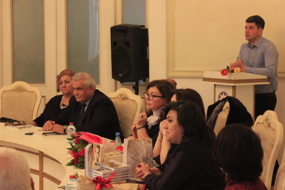 ElGüSelin kitablarının təqdimatı baş tutub - FOTOLAR