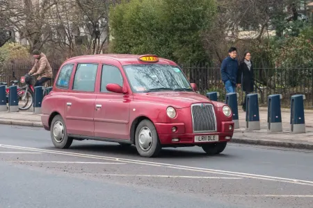 Azərbaycan qırmızı London taksiləri aldı