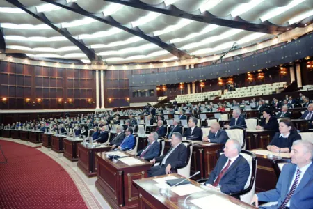 Yeni seçilən deputatlara döş nişanları verildi