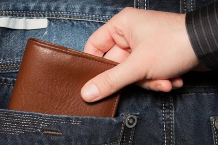 İçərisində 2 800 manat olan pulqabı - OĞURLANDI