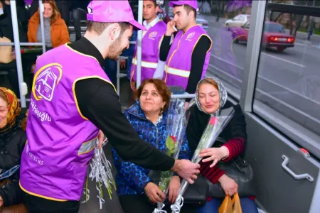 Xanım sərnişinləri belə təbrik etdilər - -FOTOLAR