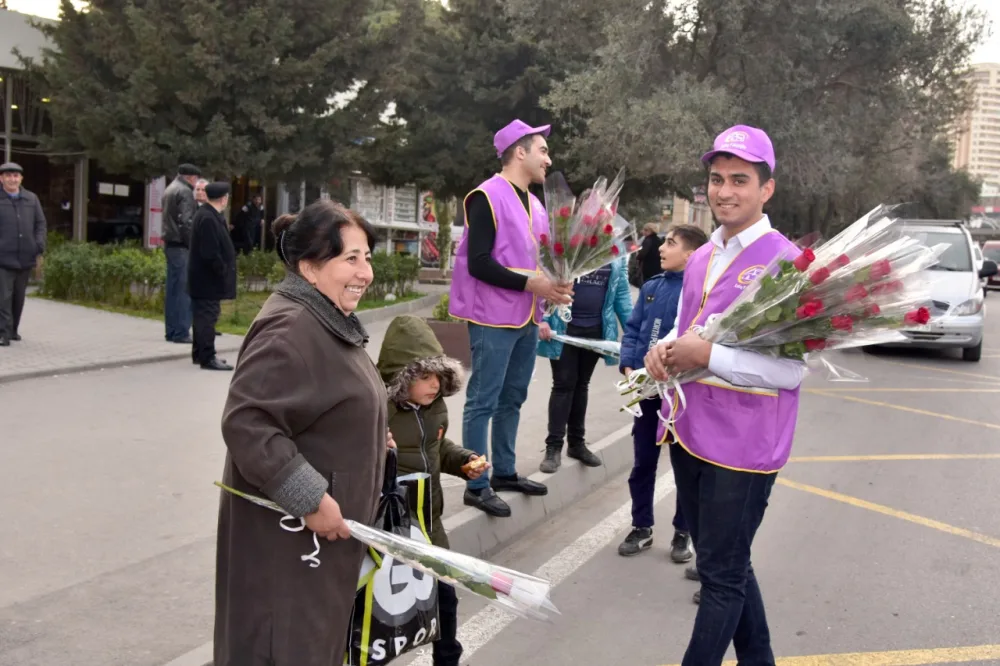 Xanım sərnişinləri belə təbrik etdilər - -FOTOLAR