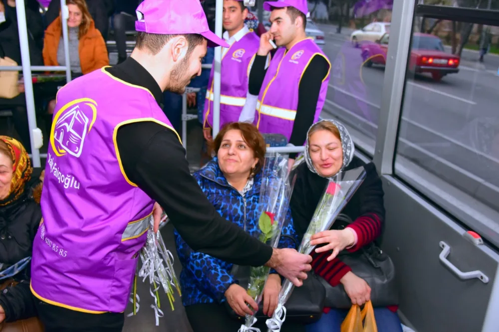Xanım sərnişinləri belə təbrik etdilər - -FOTOLAR