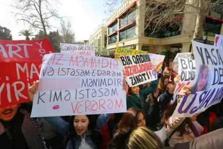 Feministlərin aksiyasının iştirakçısı Aysel özünü - BİNADAN ATDI