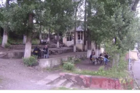 Çay içərkən avtomobil vurub öldürdü