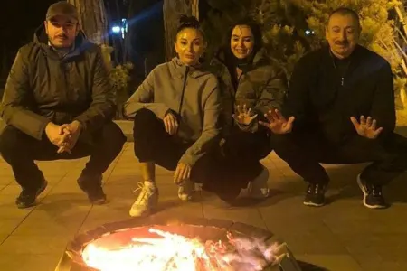 Prezident və ailəsi çərşənbə tonqalı ətrafında - Fotolar