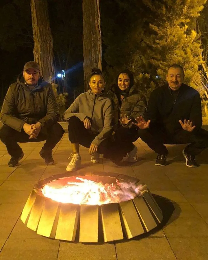 Prezident və ailəsi çərşənbə tonqalı ətrafında - Fotolar