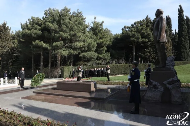 Türkmənistan Prezidenti Heydər Əliyevin məzarını və Şəhidlər Xiyabanını - ZİYARƏT ETDİ