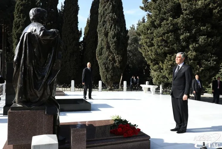 Türkmənistan Prezidenti Heydər Əliyevin məzarını və Şəhidlər Xiyabanını - ZİYARƏT ETDİ