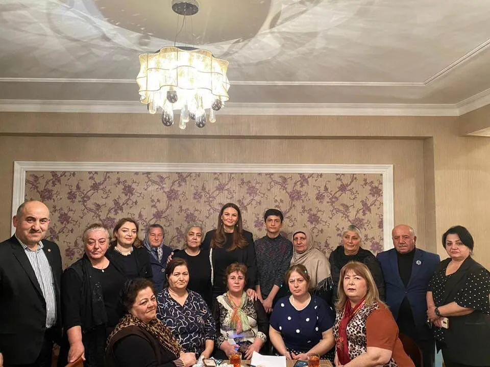 Qənirə Paşayeva Milli Qəhrəman ailələri ilə - GÖRÜŞDÜ - FOTO