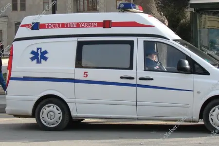Ağciyər Xəstəlikləri İnstitutunda ölən şəxsin meyitini rayona aparan təcili yardım maşını - QƏZAYA DÜŞDÜ