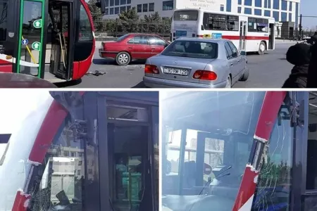 Bakubus avtobusu digər marşrutla toqquşdu – FOTO