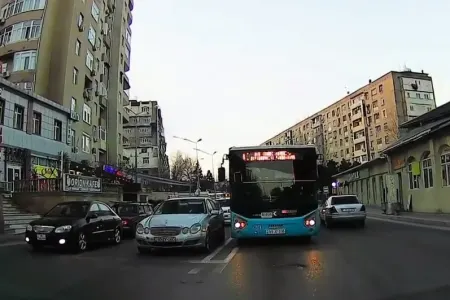 Bakıda marşrut avtobusu yola “protiv” çıxdı - – VİDEO