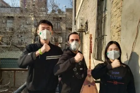 Bakıda müəllim çinli tələbələrlə koronavirusa mahnı bəstələdilər - "Səni yanasan, koronavirus"