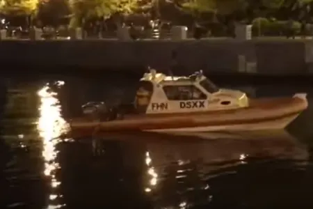 Bulvarda bir nəfər özünü dənizə atdı