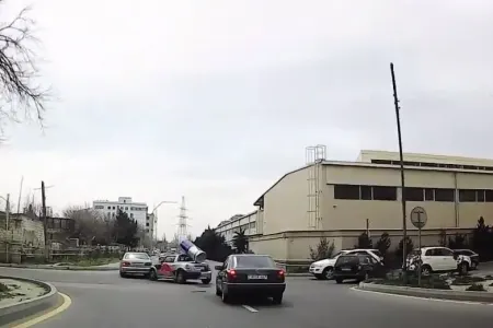 Bakıda “enerji avtomobili” qəza törətdi - – VİDEO