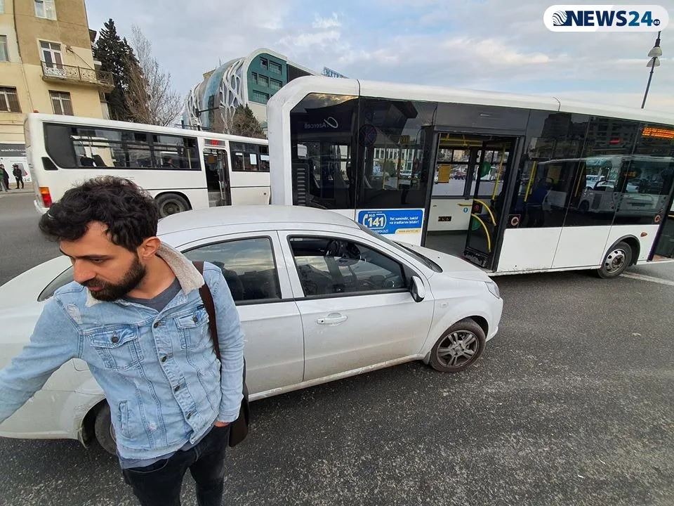 Bakının mərkəzində sığortasız marşrut avtobusu qəza törətdi - FOTO