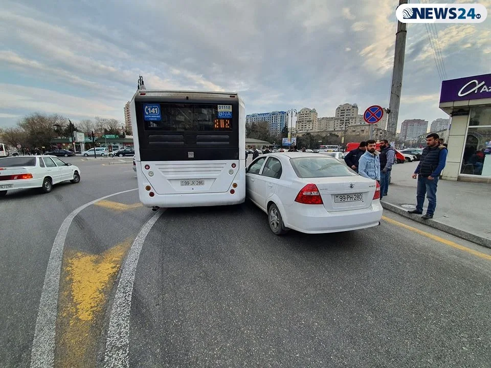 Bakının mərkəzində sığortasız marşrut avtobusu qəza törətdi - FOTO