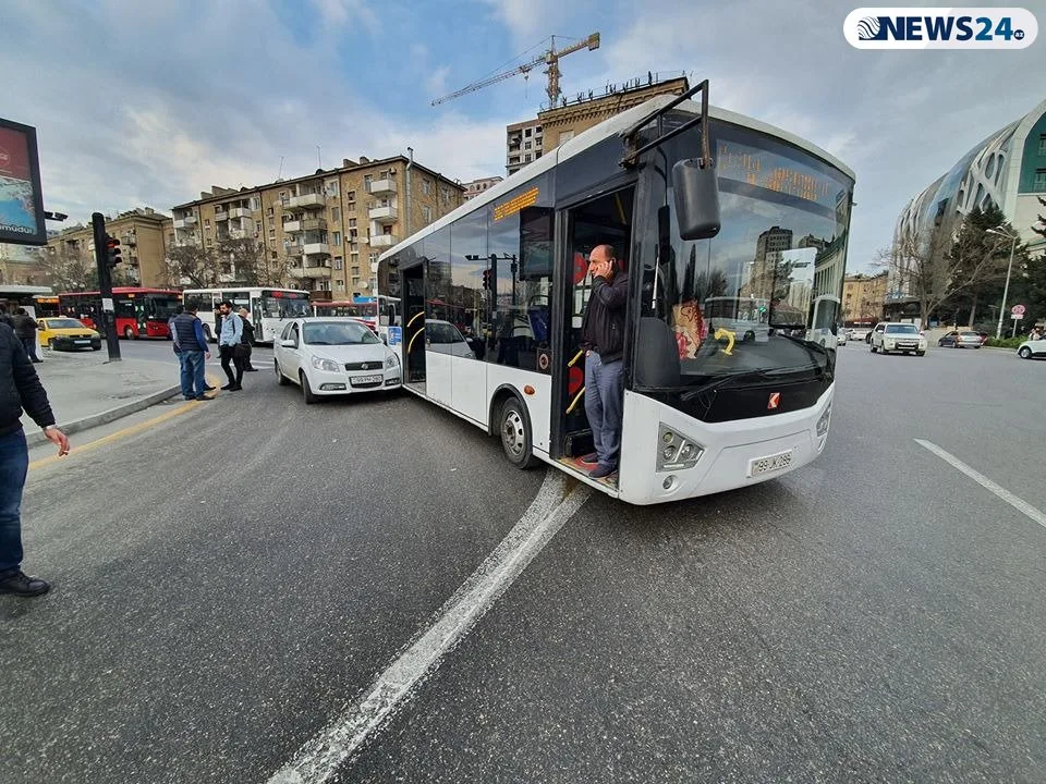 Bakının mərkəzində sığortasız marşrut avtobusu qəza törətdi - FOTO