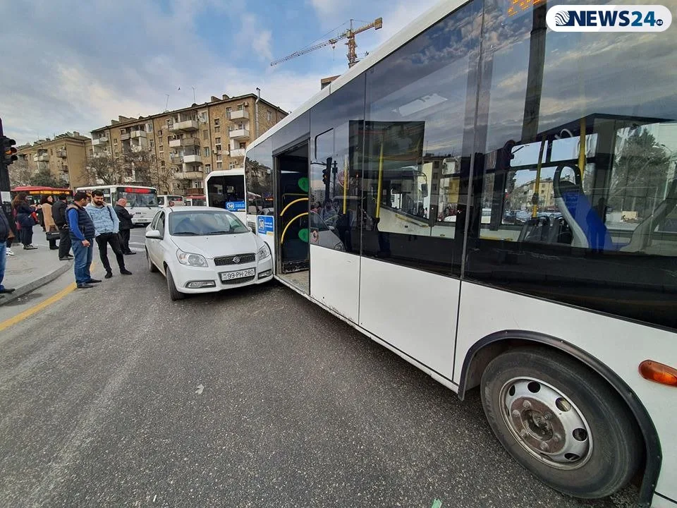 Bakının mərkəzində sığortasız marşrut avtobusu qəza törətdi - FOTO