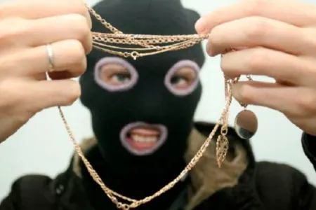 Siyəzəndə evdən 3 minlik - QIZIL OĞURLANDI