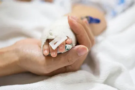 Azərbaycanda beş yaşlı uşaq iynədən şoka düşərək öldü