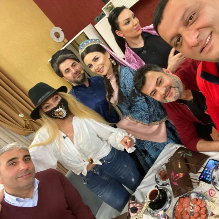 Xalq artisti koronavirusa yoluxmamaq üçün efirə bu halda - ÇIXDI - FOTO