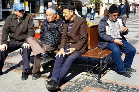 Türkiyədə yaşlıların küçəyə çıxmasına qadağa qoyuldu