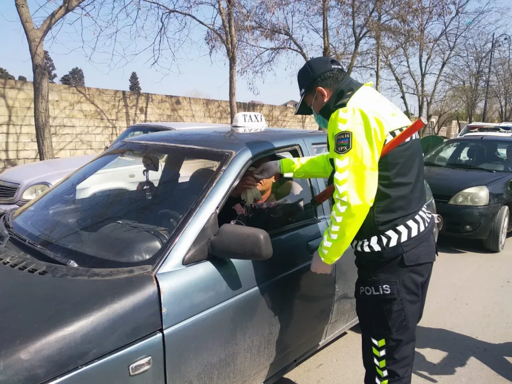 Polis sürücülərə spirt, maska və əlcək - PAYLADI - FOTO