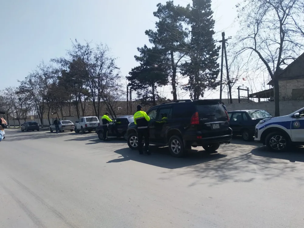 Polis sürücülərə spirt, maska və əlcək - PAYLADI - FOTO