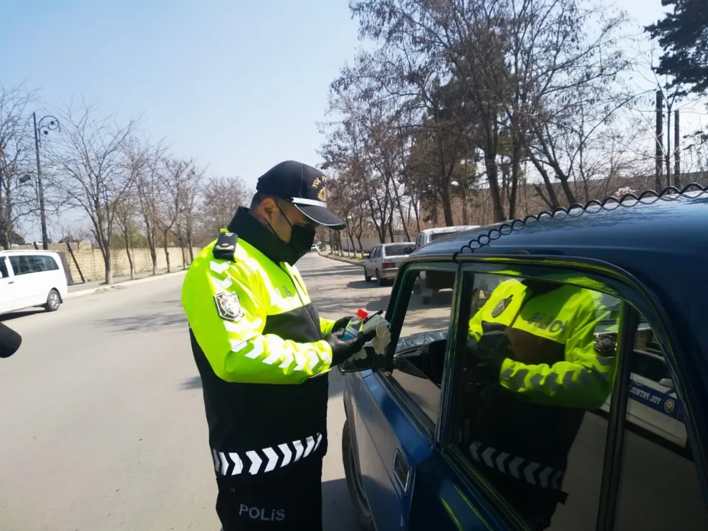 Polis sürücülərə spirt, maska və əlcək - PAYLADI - FOTO