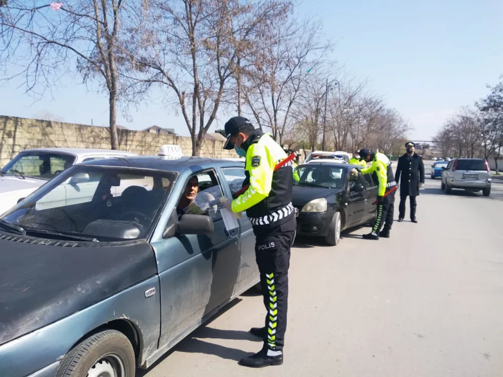 Polis sürücülərə spirt, maska və əlcək - PAYLADI - FOTO
