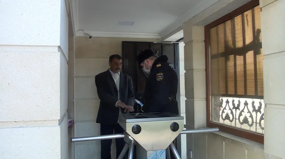Polis sürücülərə spirt, maska və əlcək - PAYLADI - FOTO