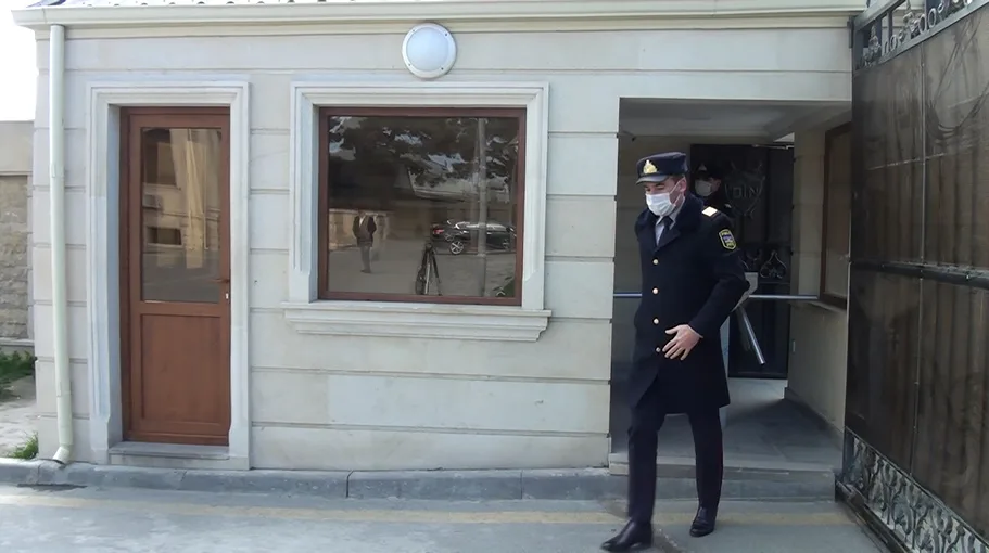 Polis sürücülərə spirt, maska və əlcək - PAYLADI - FOTO