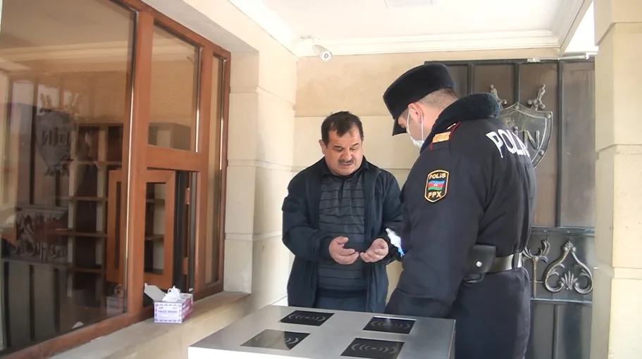 Polis sürücülərə spirt, maska və əlcək - PAYLADI - FOTO
