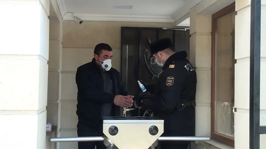 Polis sürücülərə spirt, maska və əlcək - PAYLADI - FOTO