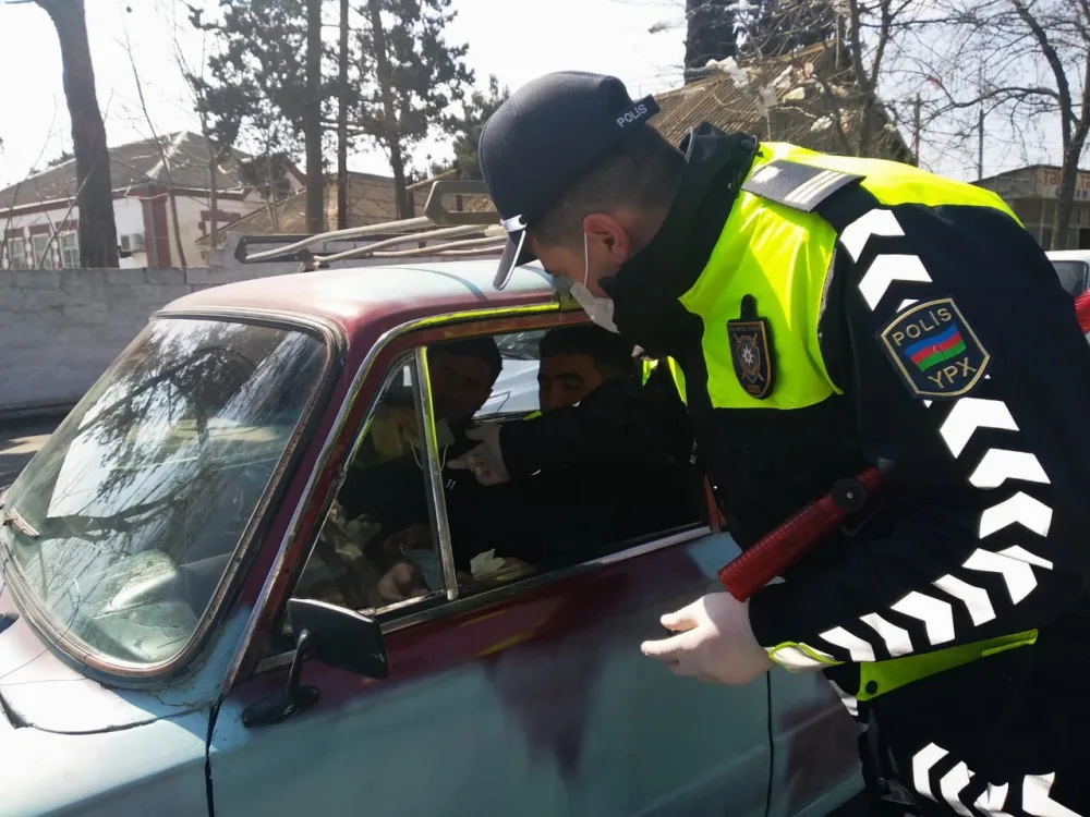 Polis sürücülərə spirt, maska və əlcək - PAYLADI - FOTO