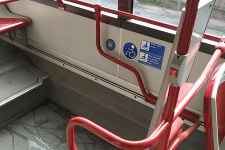 Bakıda insanlar avtobuslarda quraşdırılan dezinfeksiya qablarını boşaldır - – FOTO