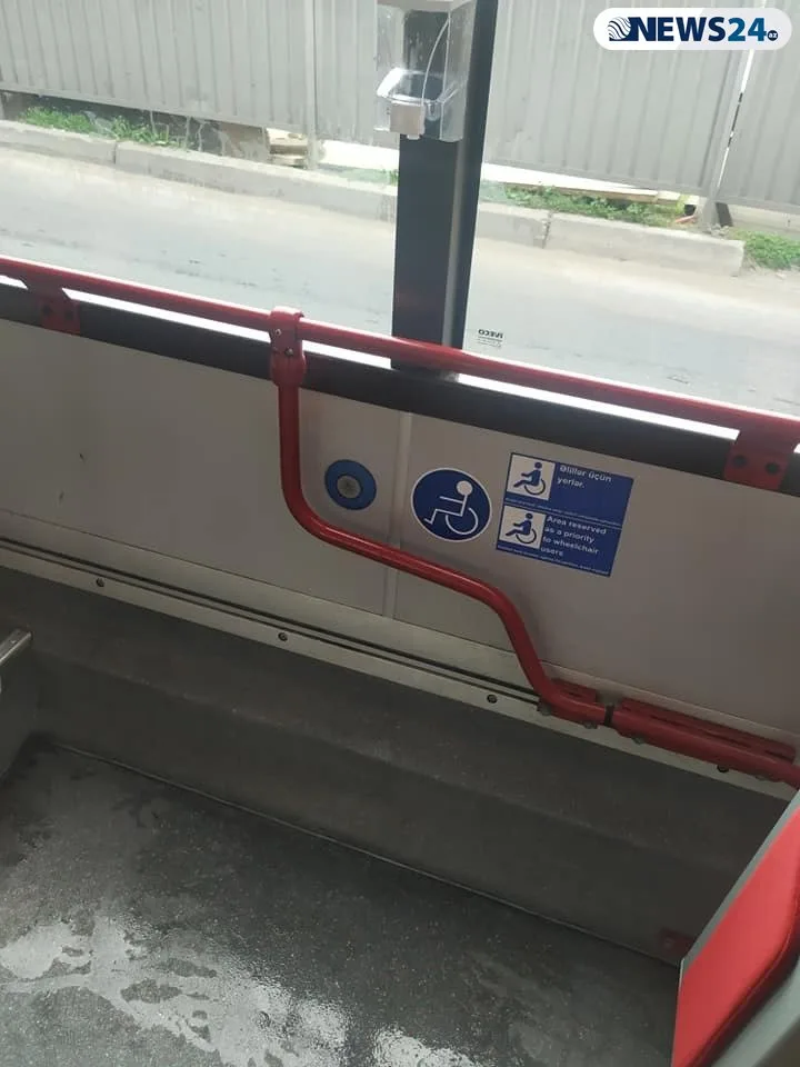 Bakıda insanlar avtobuslarda quraşdırılan dezinfeksiya qablarını boşaldır - – FOTO