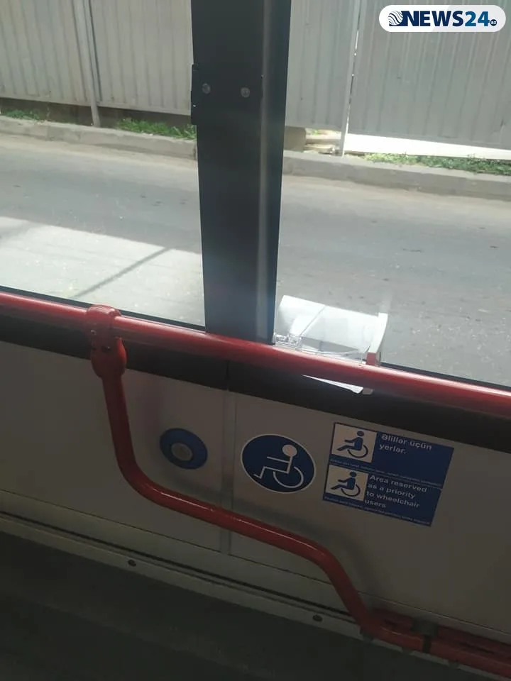 Bakıda insanlar avtobuslarda quraşdırılan dezinfeksiya qablarını boşaldır - – FOTO