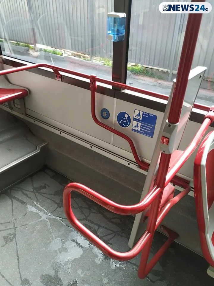 Bakıda insanlar avtobuslarda quraşdırılan dezinfeksiya qablarını boşaldır - – FOTO
