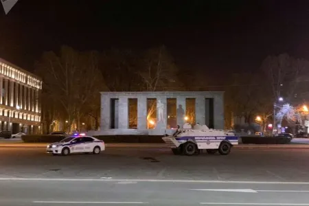 Yerevan küçələrinə zirehli texnika yeridildi