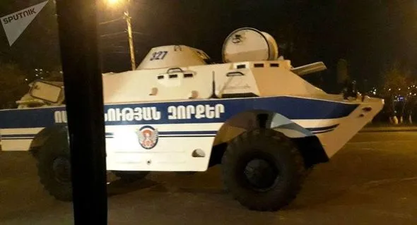 Yerevan küçələrinə zirehli texnika yeridildi