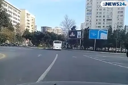 Bakıda marşrut avtobusu svetaforu qırmızıda KEÇDİ - – VİDEO