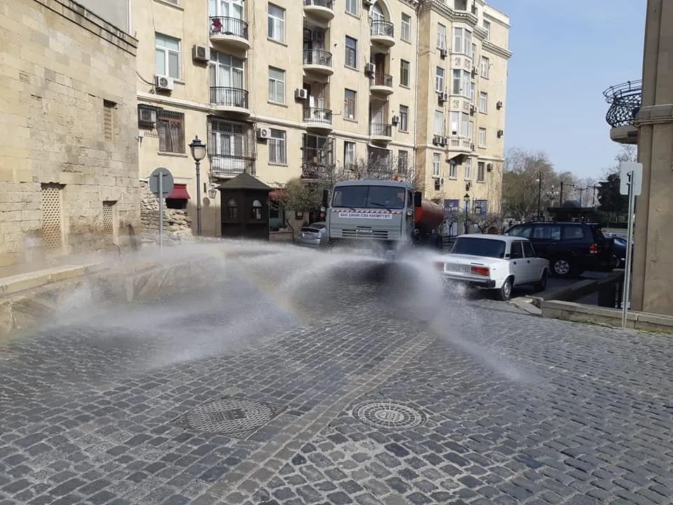"İçərişəhər"in bütün küçələri xüsusi məhlulla yuyulur - FOTO